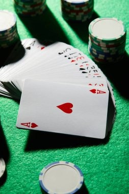 Buffalo King table interface with live dealer, cards, and player chat panel